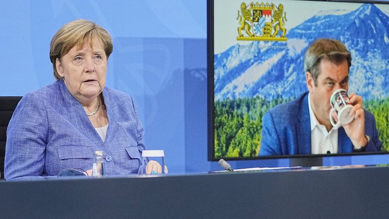 Bundeskanzlerin Angela Merkel (CDU) bei einer Schaltkonferenz mit Markus Söder (CSU)