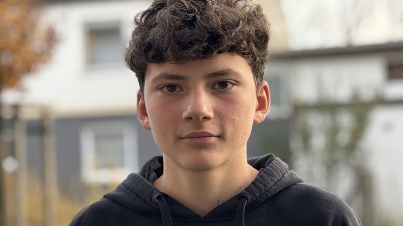 Len ist dazwischengegangen, als ein Mitschüler in Friedberg seinen Freund mit einem Hammer angegriffen hat. | Bild: Leinfelder/BR Len ist dazwischengegangen, als ein Mitschüler in Friedberg seinen Freund mit einem Hammer angegriffen hat.