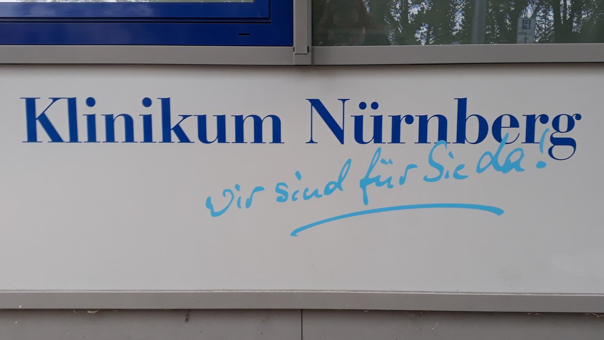 Aufschrift unter einem Fenster "Klinikum Nürnberg. Wir sind für Sie da".