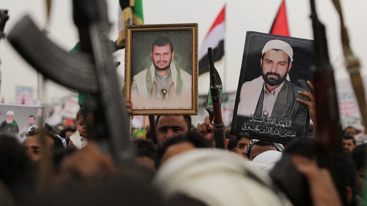 Huthi-Unterstützer halten bei einer pro-palästinensischen Kundgebung ein Porträt ihres Anführers Abdulmalik al-Huthi (l.)