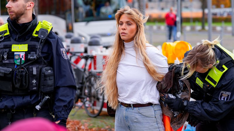 Aus dem Archiv: Klimaaktivistin Anja Windl wird bei einer Protestaktion von der Polizei durchsucht. | Bild: pa/SULUPRESS.DE/Marc Vorwerk Aus dem Archiv: Klimaaktivistin Anja Windl wird bei einer Protestaktion von der Polizei durchsucht.