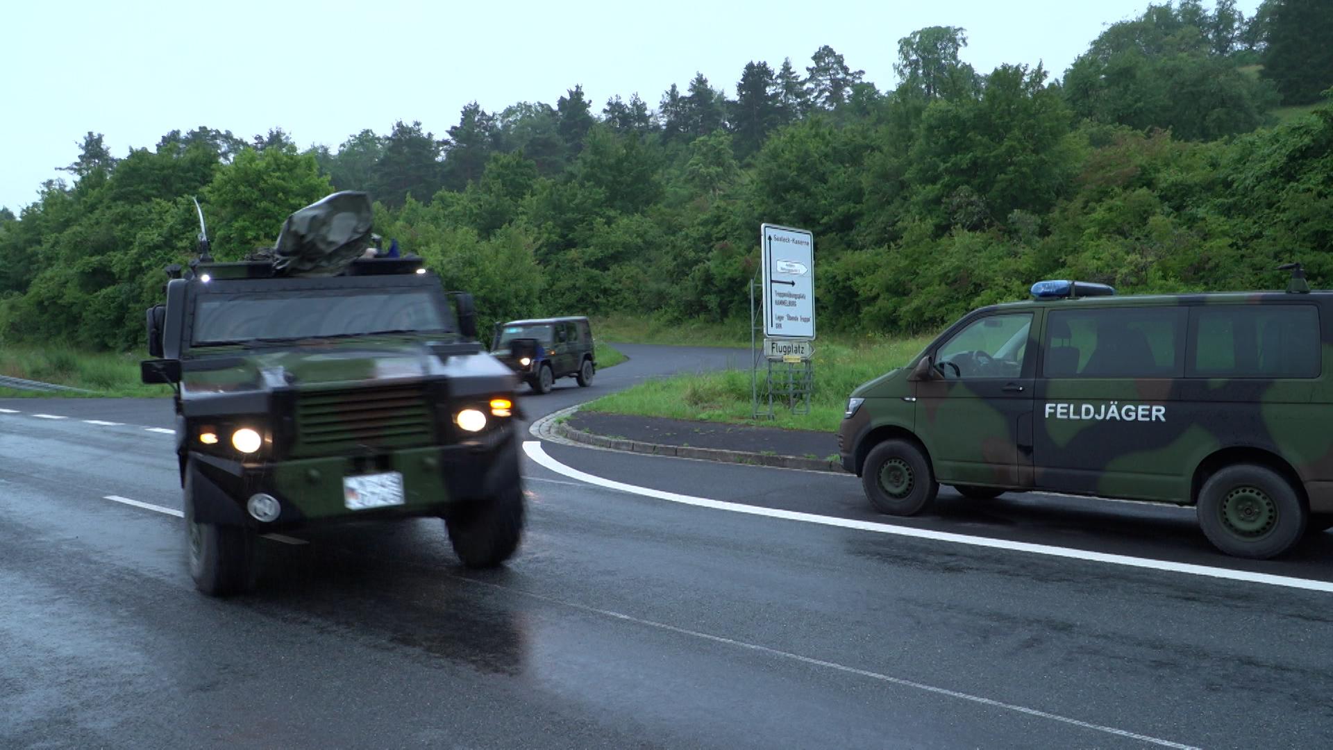Bundeswehr-Konvoi ist mit dem Ziel Bad Reichenhall in Hammelburg gestartet.