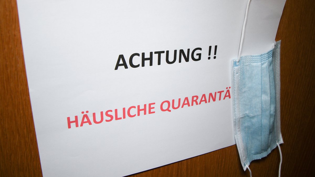 Hinweisschild an einer Wohnungstür: "Häusliche Quarantäne" (Symbolbild)