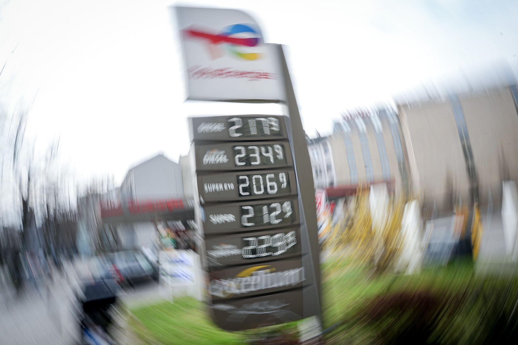 Preistafel einer Tankstelle, auf der hohe Literpreise zu sehen sind.
