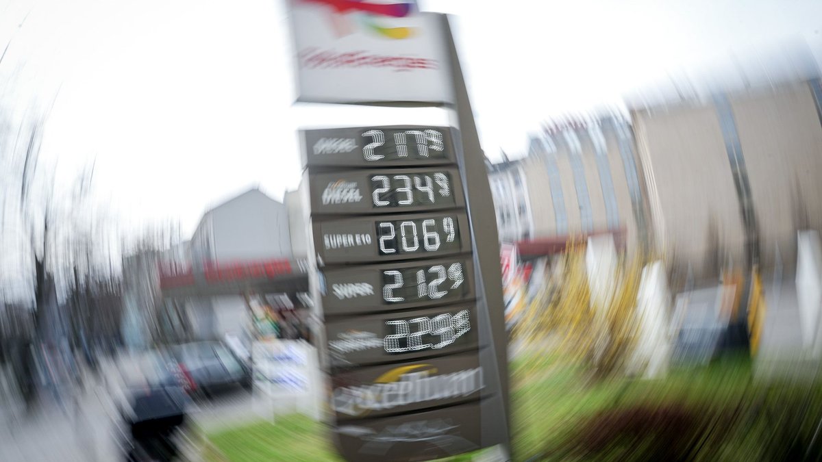 Preistafel einer Tankstelle, auf der hohe Literpreise zu sehen sind.