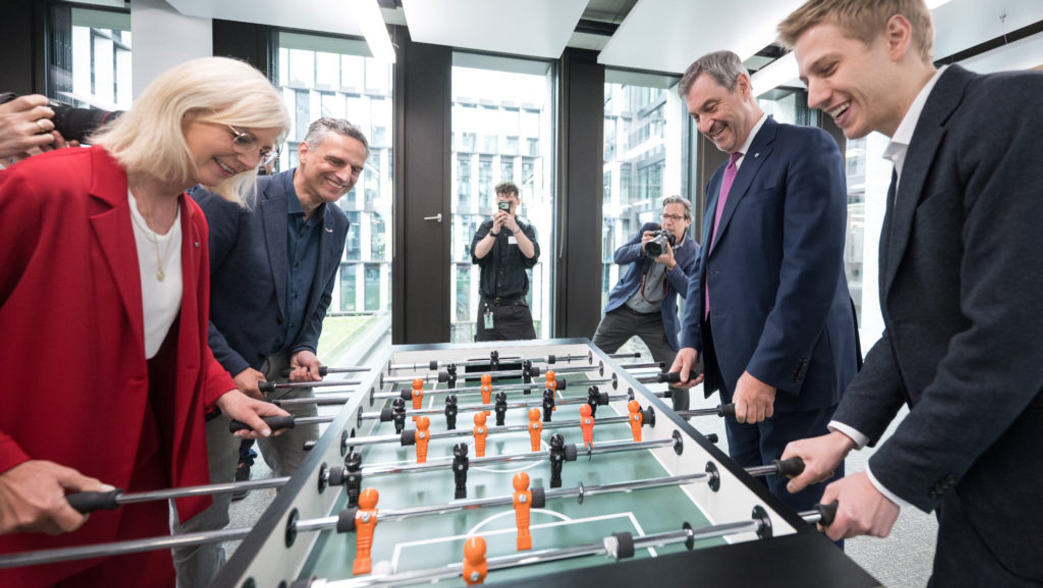Dominik Krause und Markus Söder im Tischkicker-Spiel gegen Arbeitsministerin Ulrike Scharf (CSU) und Amazon-Deutschland-Chef Rocco Bräuniger 