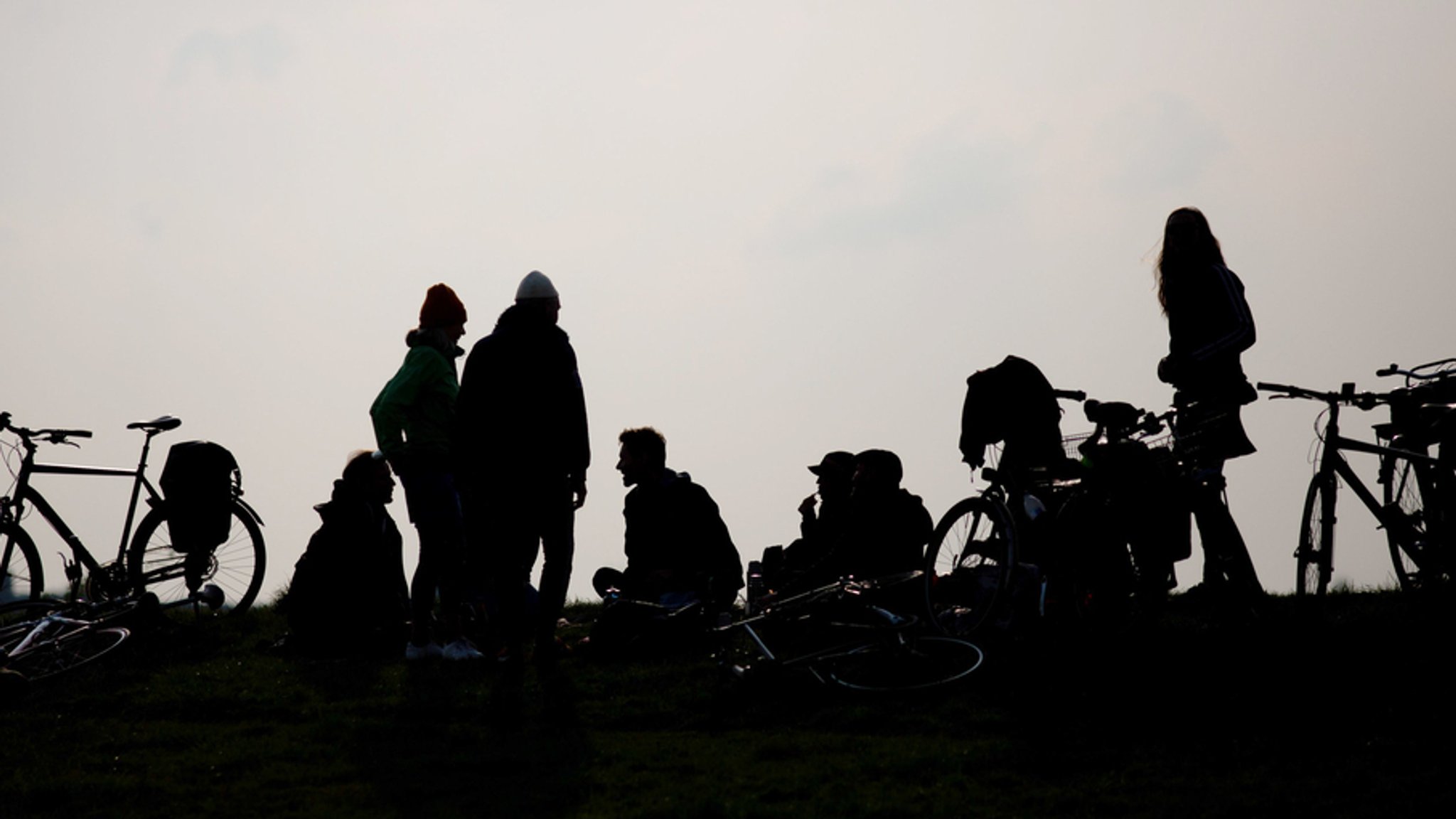 Eine Gruppe Jugendlicher mit Fahrrad