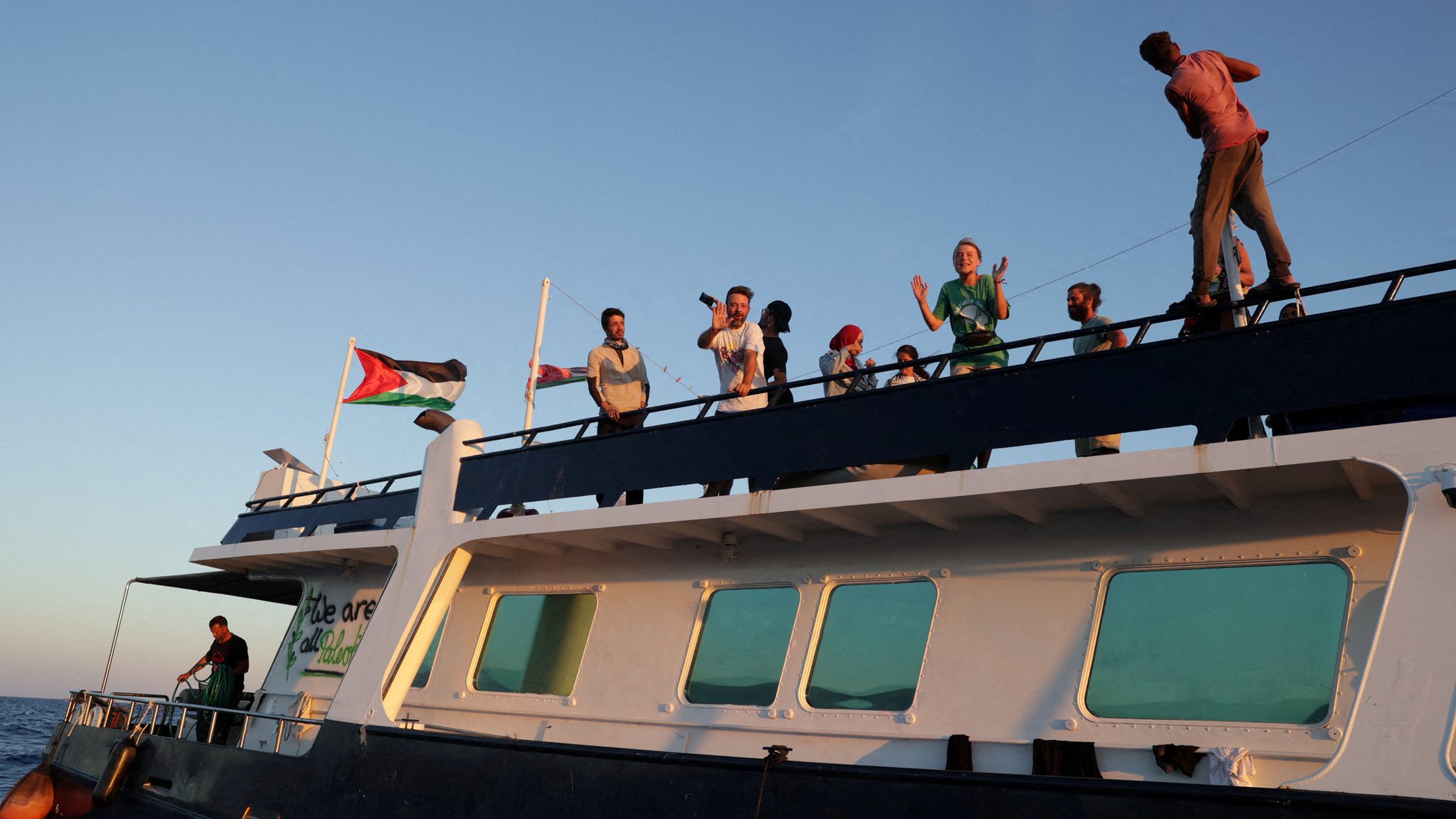 Archiv: Greta Thunberg und die Besatzung eines Schiffes der Hilfsflotte "Global Sumud Flotilla" 