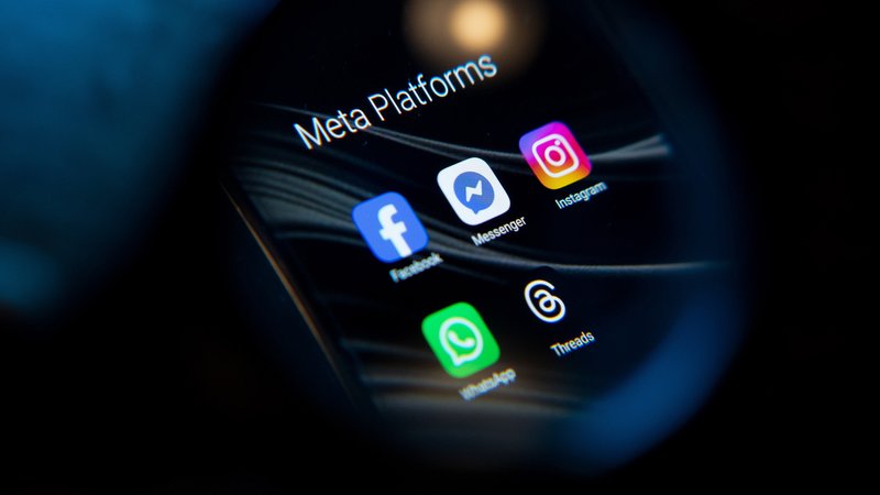 Logos der Firmen des Meta-Konzerns | Bild: picture alliance / NurPhoto | Nikolas Kokovlis Logos der Firmen des Meta-Konzerns