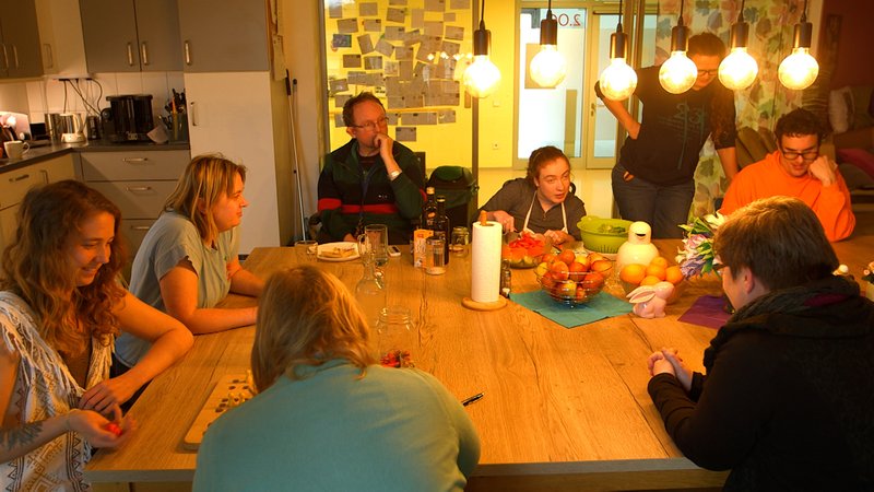 Wohnen in einer WG für Menschen mit Behinderung: Eltern haben in Eigeninitiative in Prien am Chiemsee eine Wohnanlage mit 30 Plätzen gebaut. | Bild: BR/Benedikt Preisinger Wohnen in einer WG für Menschen mit Behinderung: Eltern haben in Eigeninitiative in Prien am Chiemsee eine Wohnanlage mit 30 Plätzen gebaut.