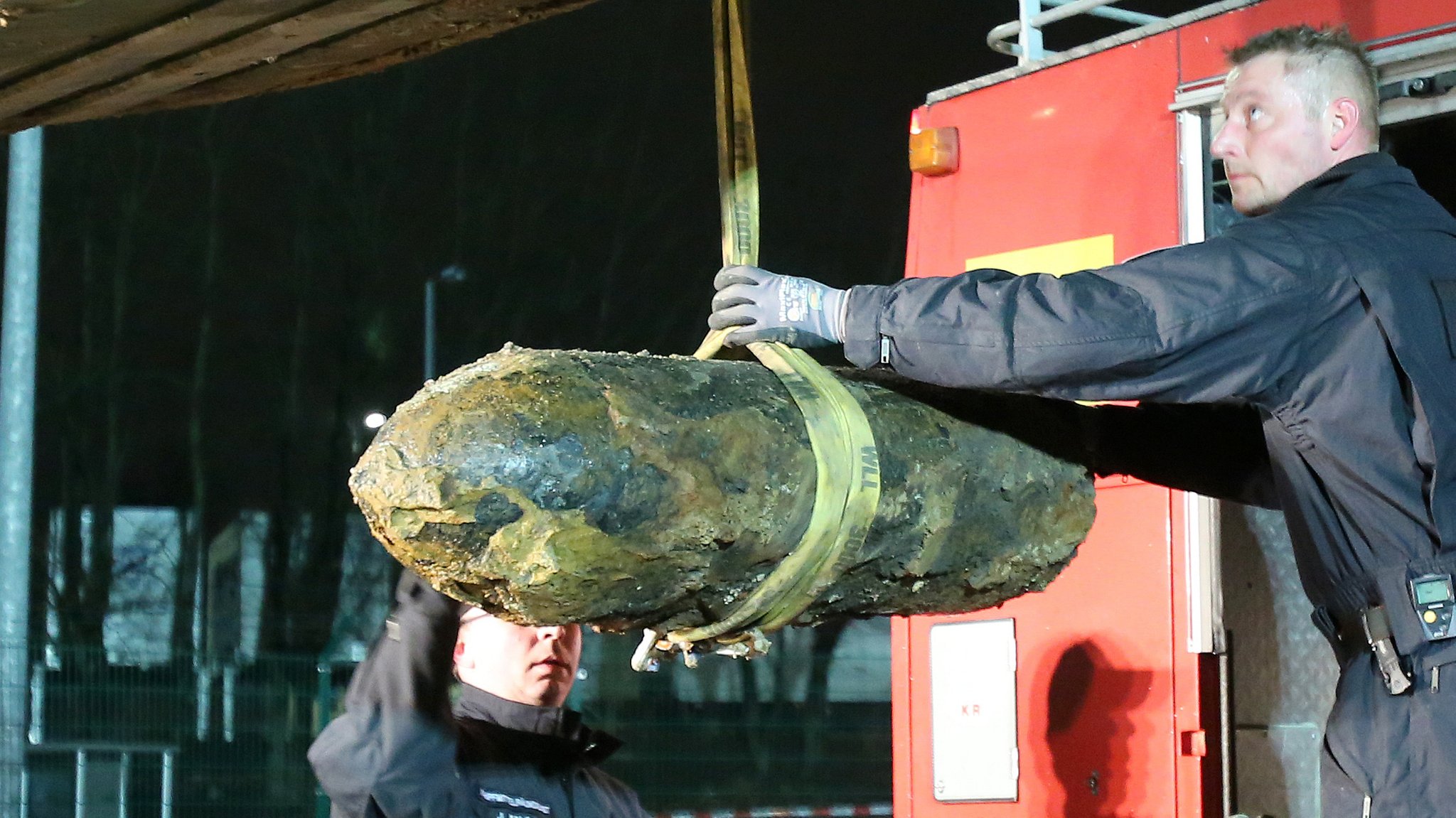 Mitarbeiter des Kampfmittelräumdienstes bereiten den Abtransport einer entschärften Weltkriegsbombe vor (Symbolbild). 