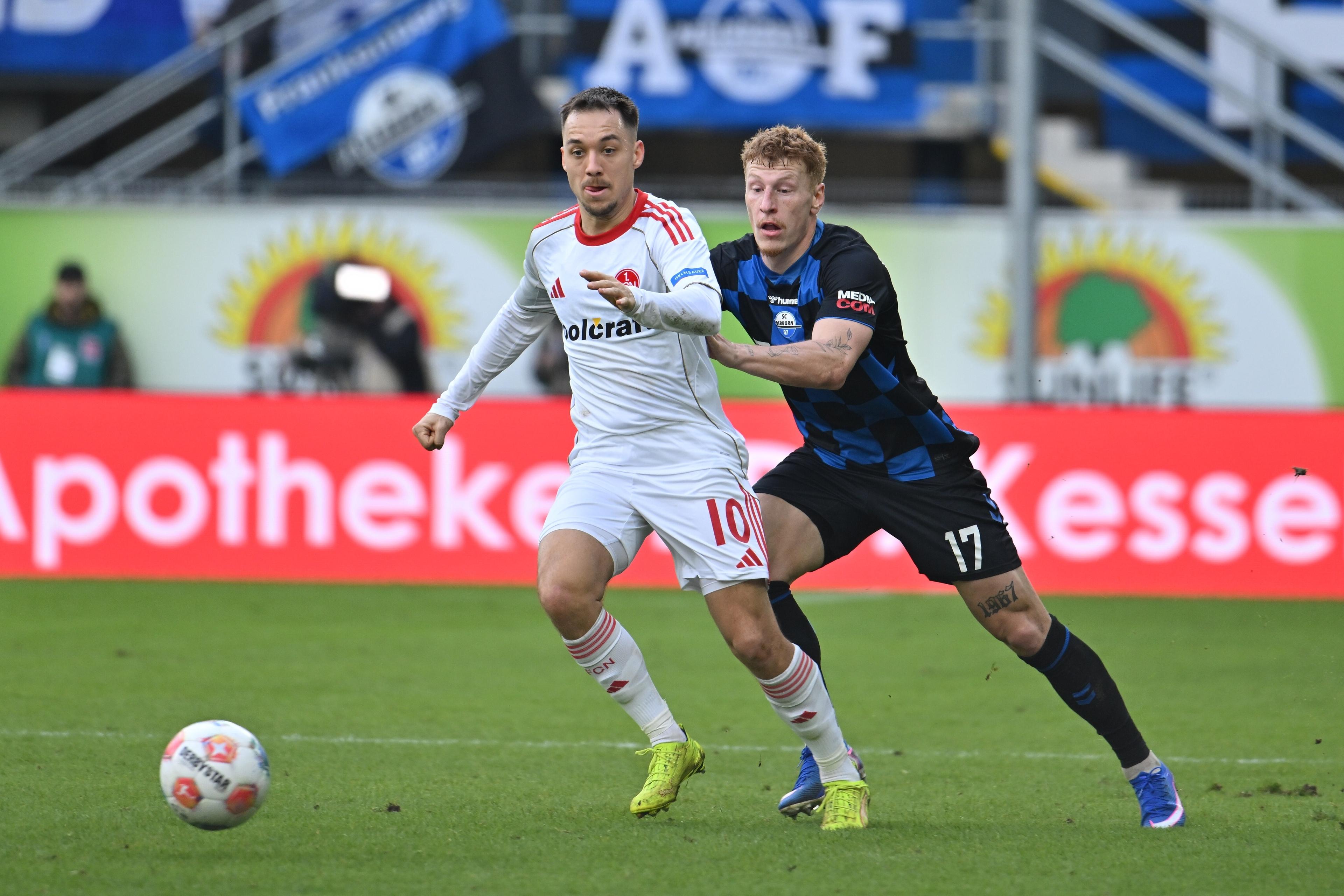 Julian Justvan (l, 1. FC Nürnberg) spielt gegen Laurin Curda (SC Paderborn 07).