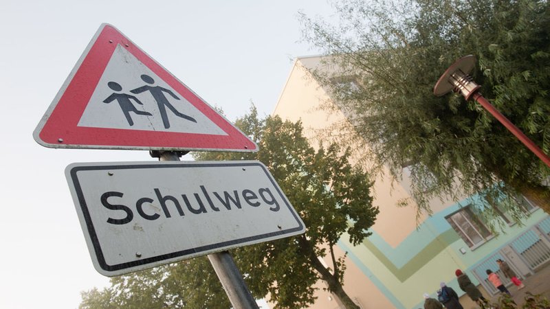 ARCHIV - 13.10.2020, Mecklenburg-Vorpommern, Stralsund: Ein Warnschild "Schulweg" steht vor der "Ferdinand von Schill"-Schule. (zu dpa: «Umfrage: Viele Eltern sehen Risiken durch Elterntaxis») Foto: Stefan Sauer/dpa-Zentralbild/dpa +++ dpa-Bildfunk +++ | Bild: dpa-Bildfunk/Stefan Sauer ARCHIV - 13.10.2020, Mecklenburg-Vorpommern, Stralsund: Ein Warnschild "Schulweg" steht vor der "Ferdinand von Schill"-Schule. (zu dpa: «Umfrage: Viele Eltern sehen Risiken durch Elterntaxis») Foto: Stefan Sauer/dpa-Zentralbild/dpa +++ dpa-Bildfunk +++