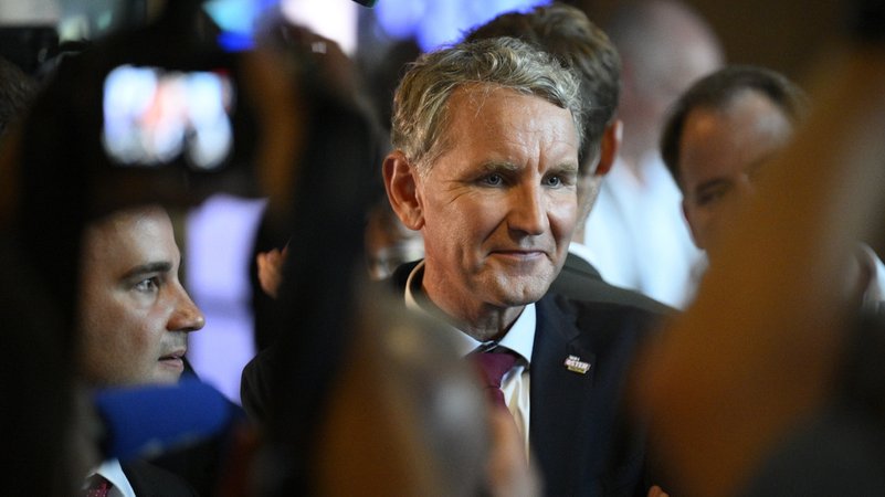 32,8 Prozent der Wählerinnen und Wähler haben in Thüringen der AfD ihre Stimme gegeben. Warum haben die Menschen so gewählt? | Bild: picture alliance/dpa | Daniel Vogl 32,8 Prozent der Wählerinnen und Wähler haben in Thüringen der AfD ihre Stimme gegeben. Warum haben die Menschen so gewählt?