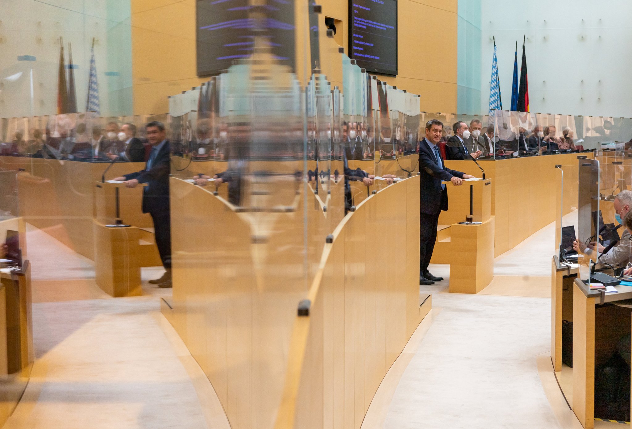 23.11.2021, Bayern, München: Markus Söder (CSU), Ministerpräsident von Bayern, gibt im bayerischen Landtag während einer Sondersitzung eine Regierungserklärung ab. Der bayerische Landtag berät über schärfere Corona-Regeln im Freistaat. Foto: Peter Kneffel/dpa +++ dpa-Bildfunk +++