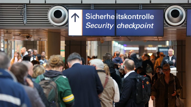 Warteschlange bei der Sicherheitskontrolle am Flughafen Hamburg | Bild: pa/dpa/Bodo Marks Warteschlange bei der Sicherheitskontrolle am Flughafen Hamburg