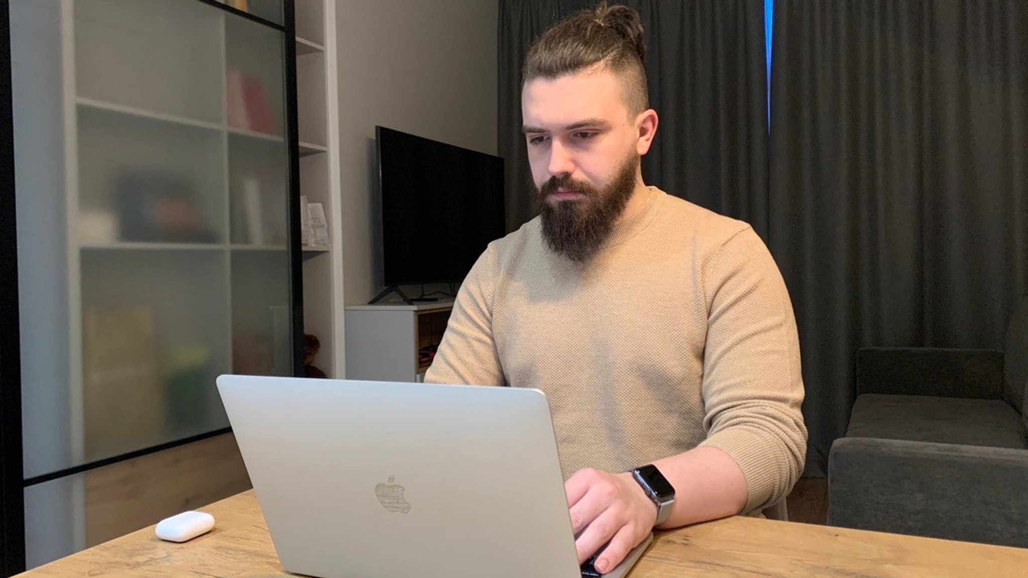 Oleksandr Rudyak vor einem Laptop