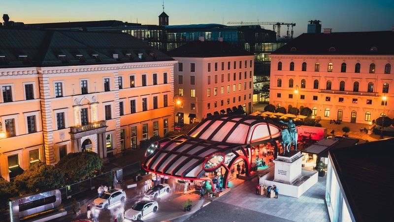 Übergroßes Automodell in der Münchner Innenstadt bei der IAA 2023 | Bild: dpa-Bildfunk/Martin Schulz Übergroßes Automodell in der Münchner Innenstadt bei der IAA 2023