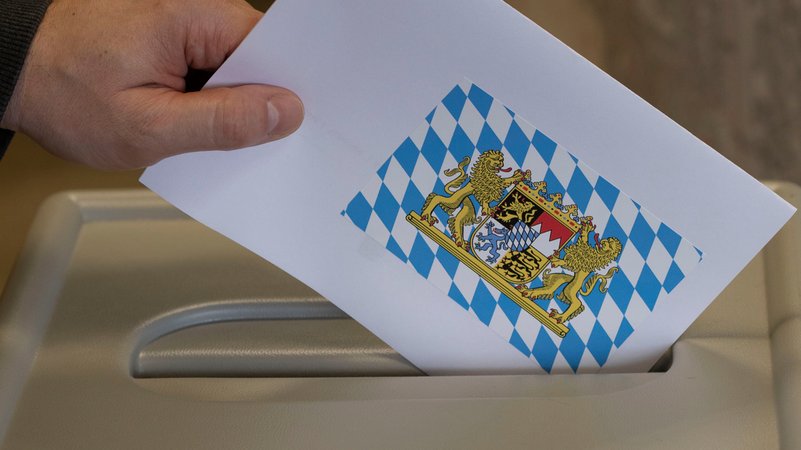 Symbolbild: Wahlurne | Bild: picture alliance / Ulrich Baumgarten | Ulrich Baumgarten Symbolbild: Wahlurne