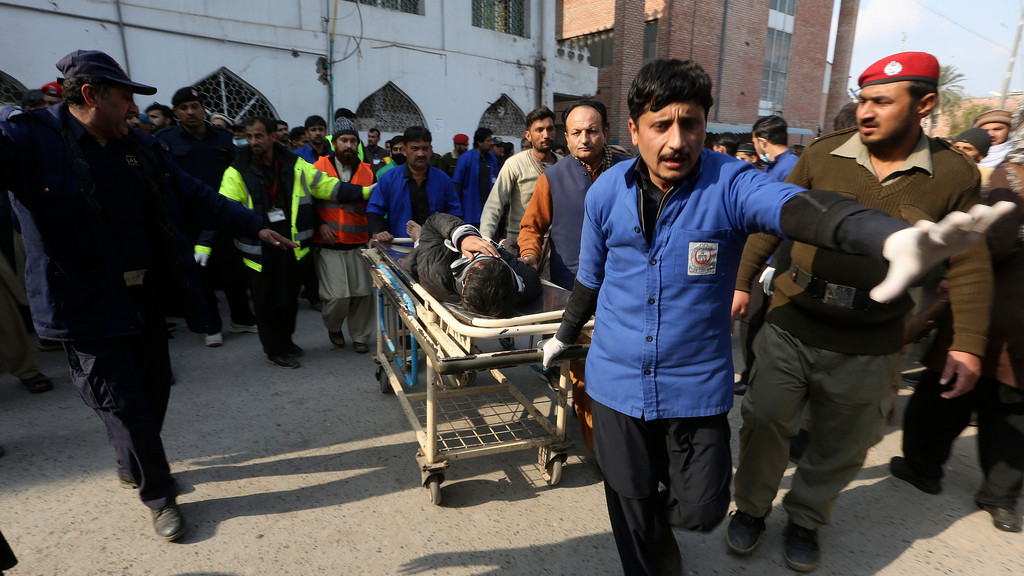 Pakistan, Peshawar: Ein verletztes Opfer der Explosion wird in ein Krankenhaus gebracht.