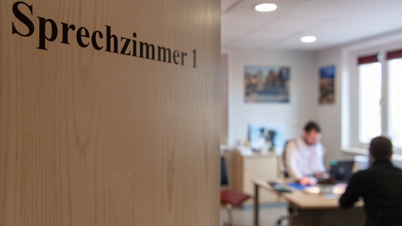 Blick in ein Sprechzimmer durch eine halb geöffnete Tür | Bild: dpa-Bildfunk/Monika Skolimowska Blick in ein Sprechzimmer durch eine halb geöffnete Tür
