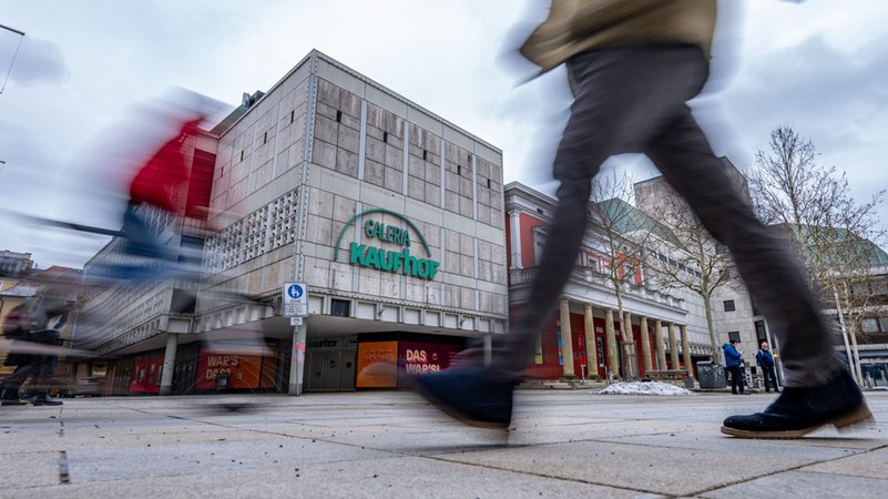 Das leerstehende Gebäude von Galeria Kaufhof in der Regensburger Altstadt von außen | Bild: dpa/Armin Weigel Das leerstehende Gebäude von Galeria Kaufhof in der Regensburger Altstadt von außen
