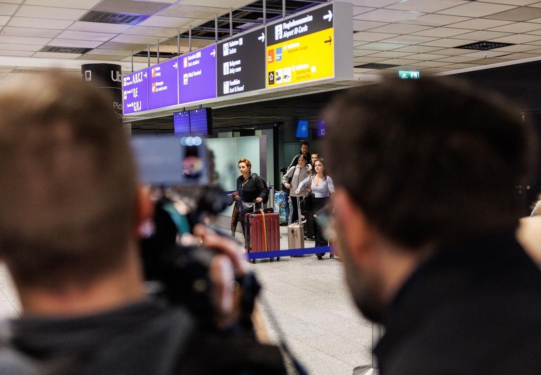 Menschen kommen aus dem Ankunftsbereich nach ihrer Ankunft am Frankfurter Flughafen. Der erste Evakuierungsflug im Auftrag der Bundesregierung ist am frühen Donnerstagmorgen am Frankfurter Flughafen gelandet.