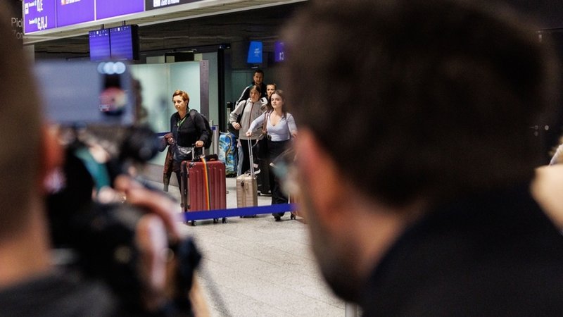 Menschen kommen aus dem Ankunftsbereich nach ihrer Ankunft am Frankfurter Flughafen. Der erste Evakuierungsflug im Auftrag der Bundesregierung ist am frühen Donnerstagmorgen am Frankfurter Flughafen gelandet. | Bild: dpa-Bildfunk/Hannes P. Albert Menschen kommen aus dem Ankunftsbereich nach ihrer Ankunft am Frankfurter Flughafen. Der erste Evakuierungsflug im Auftrag der Bundesregierung ist am frühen Donnerstagmorgen am Frankfurter Flughafen gelandet.