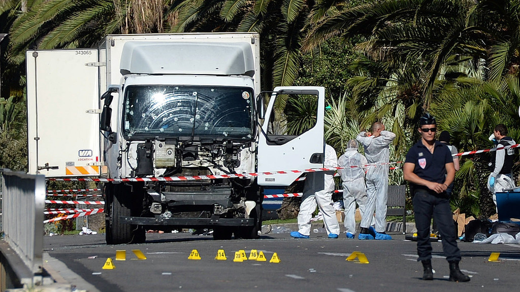 Polizeibeamte um den Lastwagen in Nizza, mit dem das Attentat 2016 verübt wurde (Archivbild)