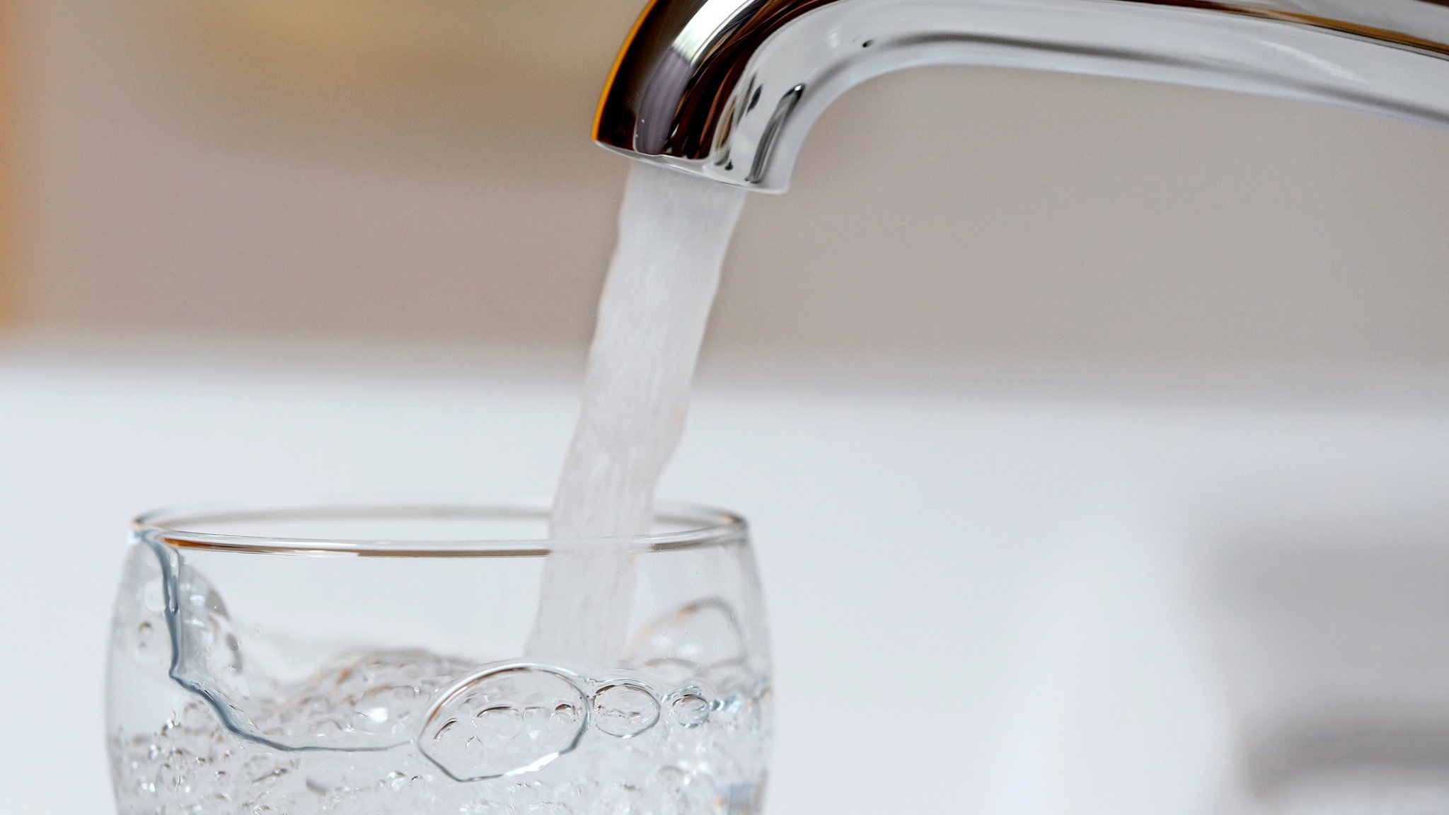 Trinkwasser aus der Leitung (Symbolbild)