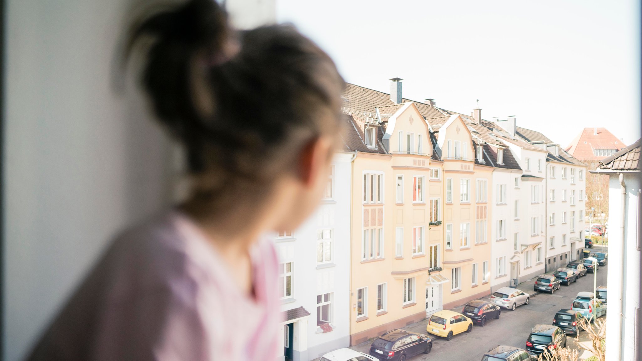 Mädchen allein am Fenster