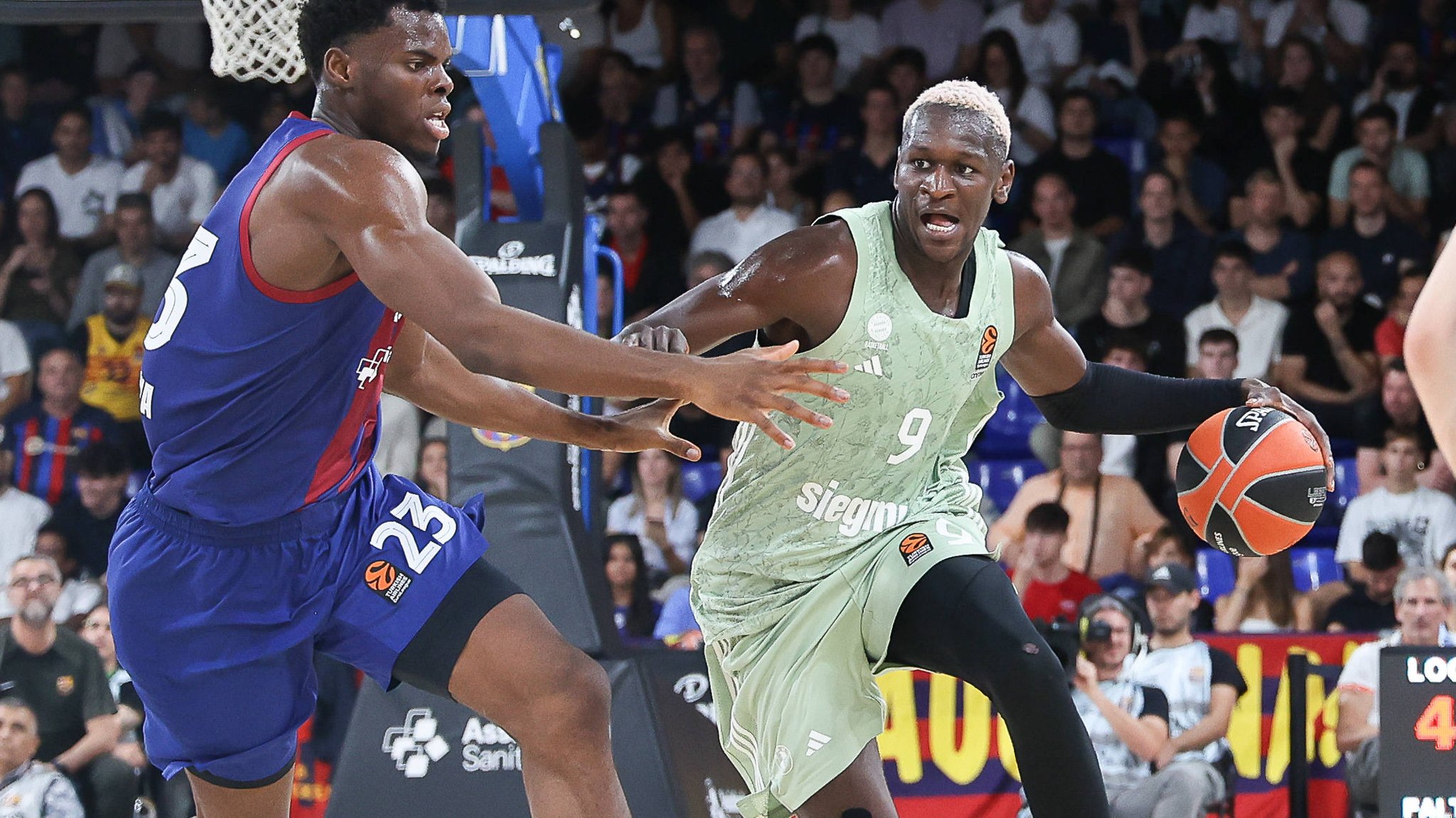 Kein Durchkommen für Isaac Bonga (rechts) und den FCB-Basketball.