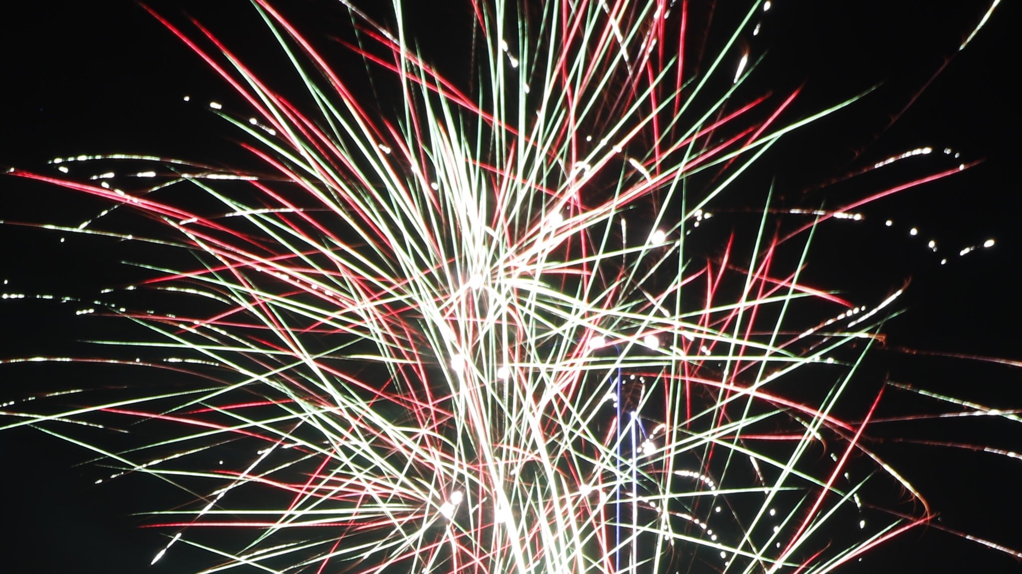 Dänische Fußballfans zünden Feuerwerk am Münchner Hauptbahnhof