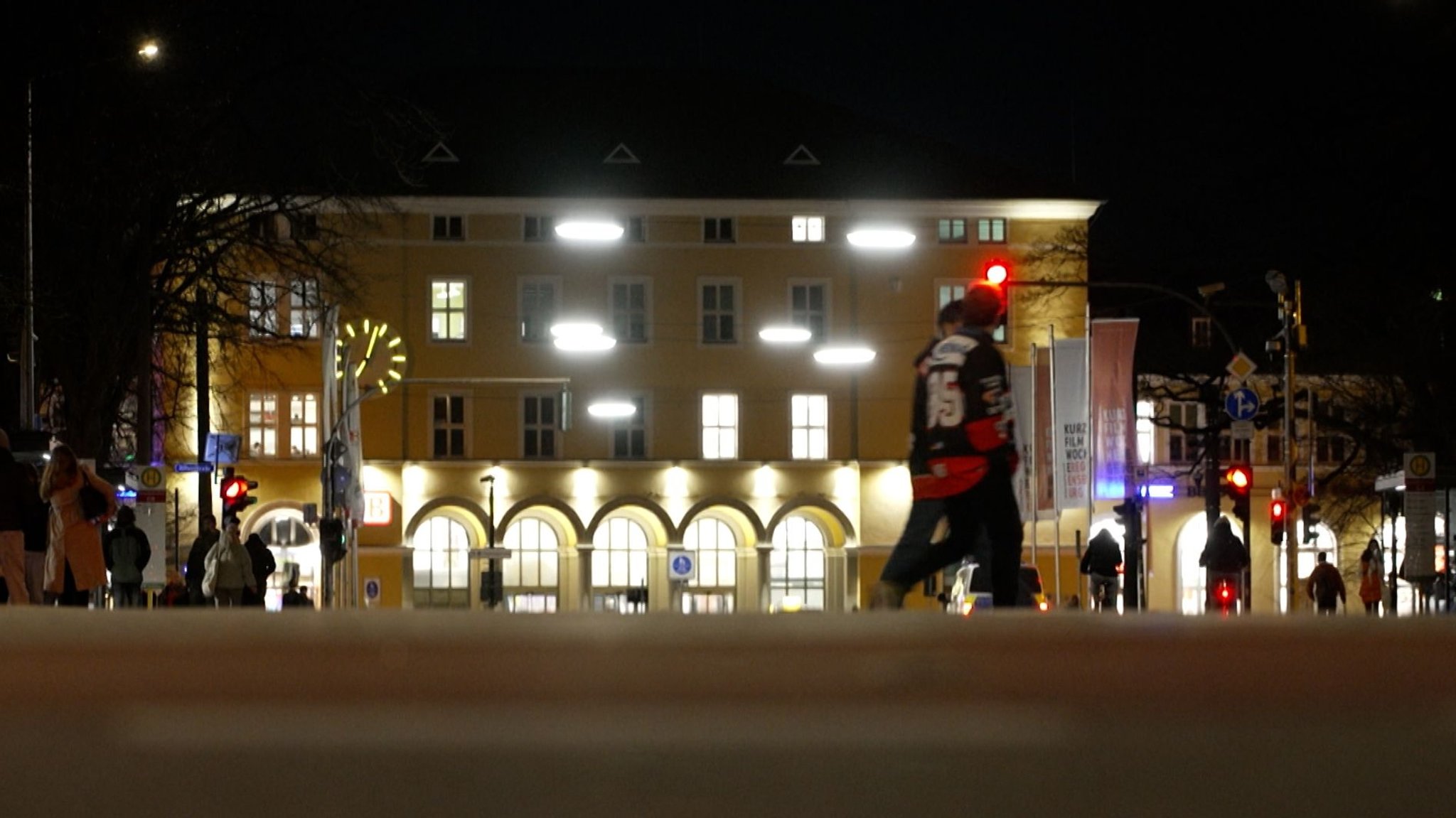 Bahnhofsgebäude bei Nacht