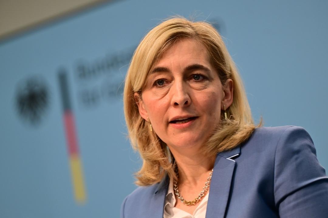 Bundesgesundheitsministerin Nina Warken (CDU) vor einem Aufsteller mit dem Schriftzug ihres Ministeriums.