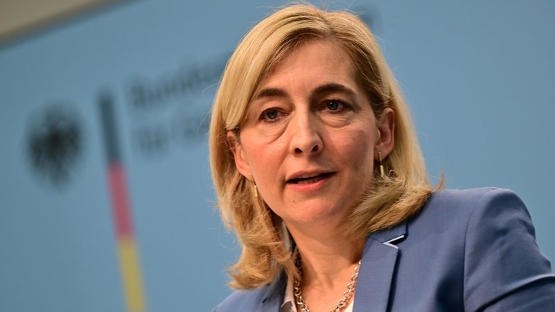Bundesgesundheitsministerin Nina Warken (CDU) vor einem Aufsteller mit dem Schriftzug ihres Ministeriums. | Bild: dpa-Bildfunk/Sebastian Gollnow Bundesgesundheitsministerin Nina Warken (CDU) vor einem Aufsteller mit dem Schriftzug ihres Ministeriums.