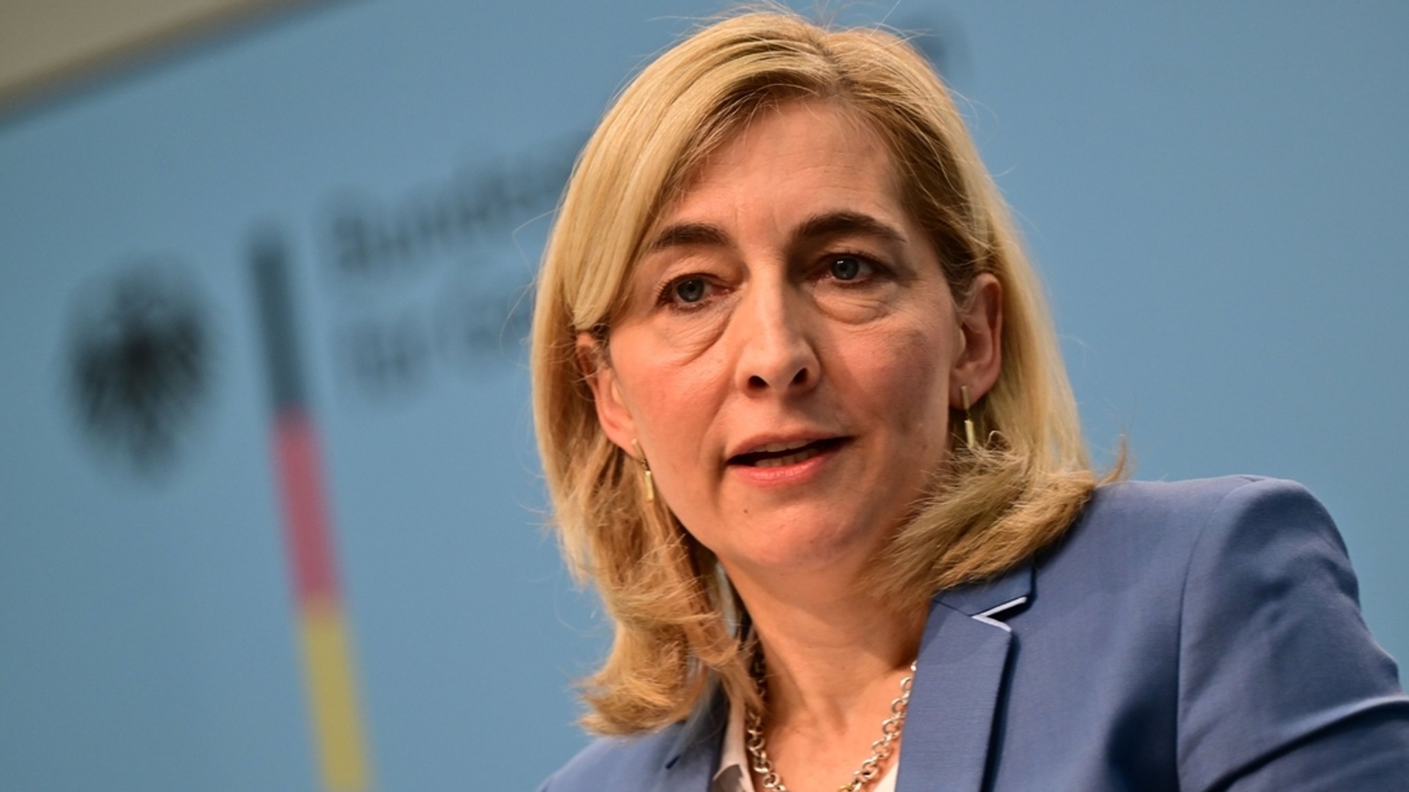 Bundesgesundheitsministerin Nina Warken (CDU) vor einem Aufsteller mit dem Schriftzug ihres Ministeriums.