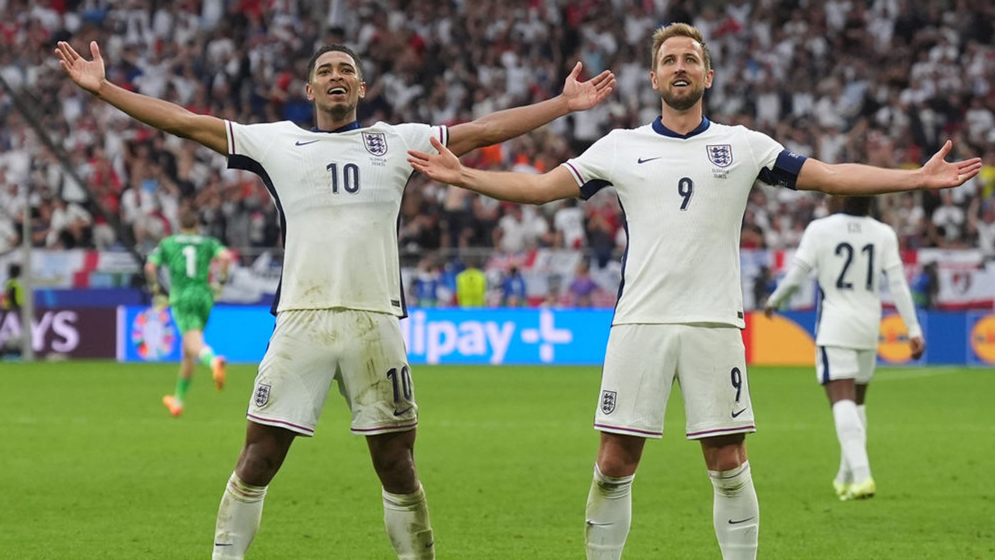 dpatopbilder - 30.06.2024, Nordrhein-Westfalen, Gelsenkirchen: Fußball: EM, England - Slowakei, Finalrunde, Achtelfinale, Arena auf Schalke, Englands Jude Bellingham (l) jubelt mit Englands Harry Kane nach seinem Tor zum 1:1. Foto: Marcus Brandt/dpa +++ dpa-Bildfunk +++