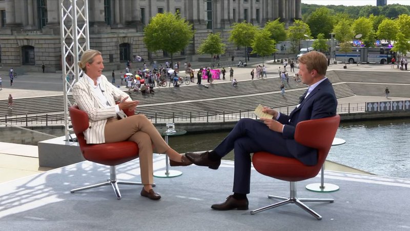 Die AfD-Parteivorsitzende Alice Weidel im Gespräch mit dem Leiter des ARD-Hauptstadtstudios, Markus Preiß, in Berlin. | Bild: BR Die AfD-Parteivorsitzende Alice Weidel im Gespräch mit dem Leiter des ARD-Hauptstadtstudios, Markus Preiß, in Berlin.