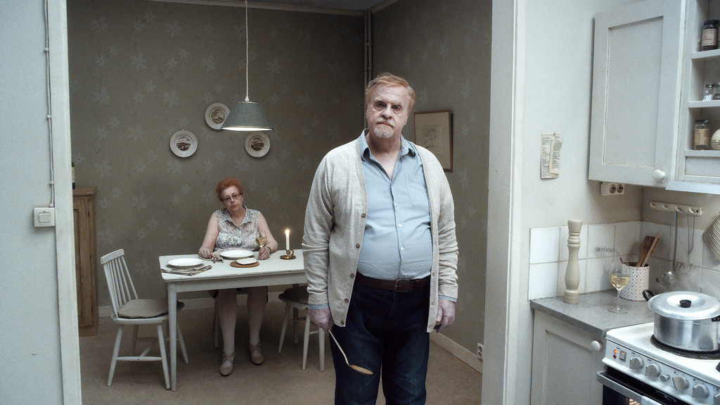 Filmische Tableaus, die köstlich das Komische des Daseins inszenieren: "Über die Unendlichkeit" (FIlmszene). | Bild: Neue Visionen Filmische Tableaus, die köstlich das Komische des Daseins inszenieren: "Über die Unendlichkeit" (FIlmszene).