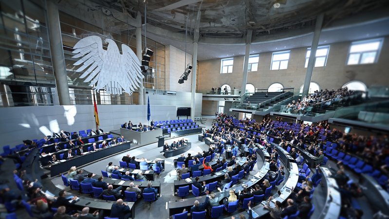 Im Sommer verschwindet das umstrittene Bürgergeld. Bedürftige Menschen bekommen künftig Grundsicherung. | Bild: Bayerischer Rundfunk 2026 Im Sommer verschwindet das umstrittene Bürgergeld. Bedürftige Menschen bekommen künftig Grundsicherung.