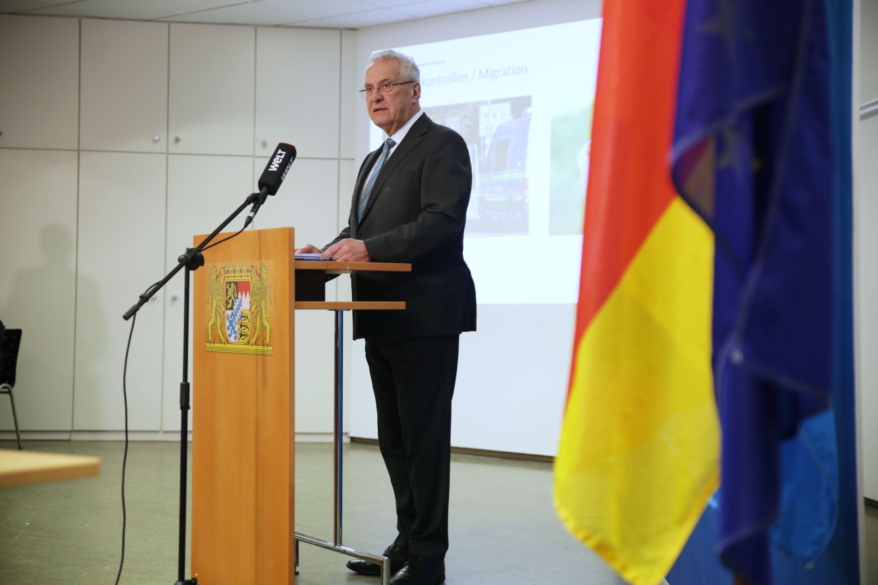 Joachim Herrmann steht am Rednerpult im Polizeipräsidium Mittelfranken in Nürnberg. 