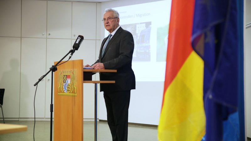 Joachim Herrmann steht am Rednerpult im Polizeipräsidium Mittelfranken in Nürnberg. | Bild: BR / Pogner Joachim Herrmann steht am Rednerpult im Polizeipräsidium Mittelfranken in Nürnberg.