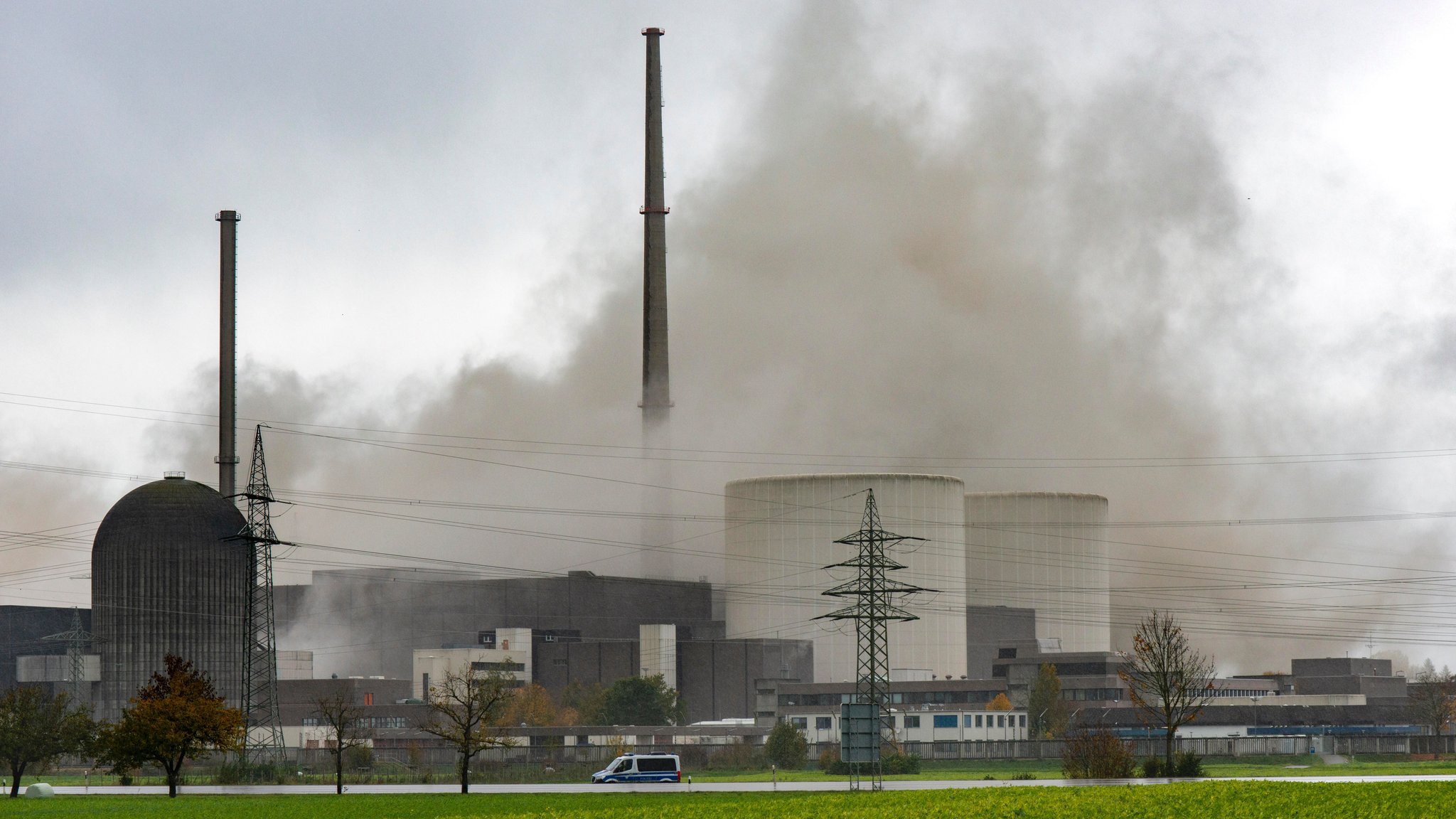 Gundremmingen, kurz nach der Sprengung der Kühltürme | Bild: pa/Walter G. Allgöwer Gundremmingen, kurz nach der Sprengung der Kühltürme