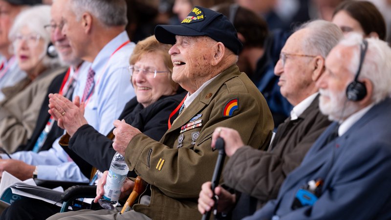 04.05.2025, Bayern, Dachau: Bud Gahs, Veteran der US-Truppen und Repräsentant der Befreier, nimmt an der Gedenkfeier zum 80. Jahrestag der Befreiung der Häftlinge des KZ Dachau teil. Rechts neben ihm im Bild die Überlebenden Abba Naor und Jean Lafaurie. | Bild: dpa-Bildfunk/Sven Hoppe 04.05.2025, Bayern, Dachau: Bud Gahs, Veteran der US-Truppen und Repräsentant der Befreier, nimmt an der Gedenkfeier zum 80. Jahrestag der Befreiung der Häftlinge des KZ Dachau teil. Rechts neben ihm im Bild die Überlebenden Abba Naor und Jean Lafaurie.