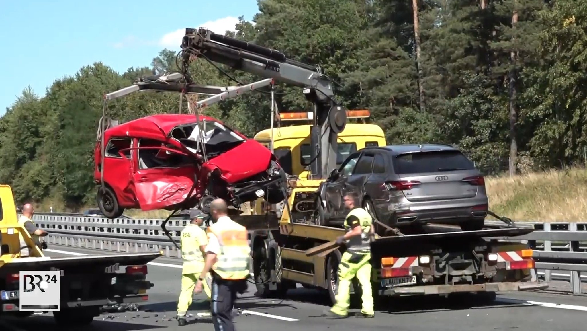 Abschleppfahrer bergen die in den Unfall verwickelten Pkw.