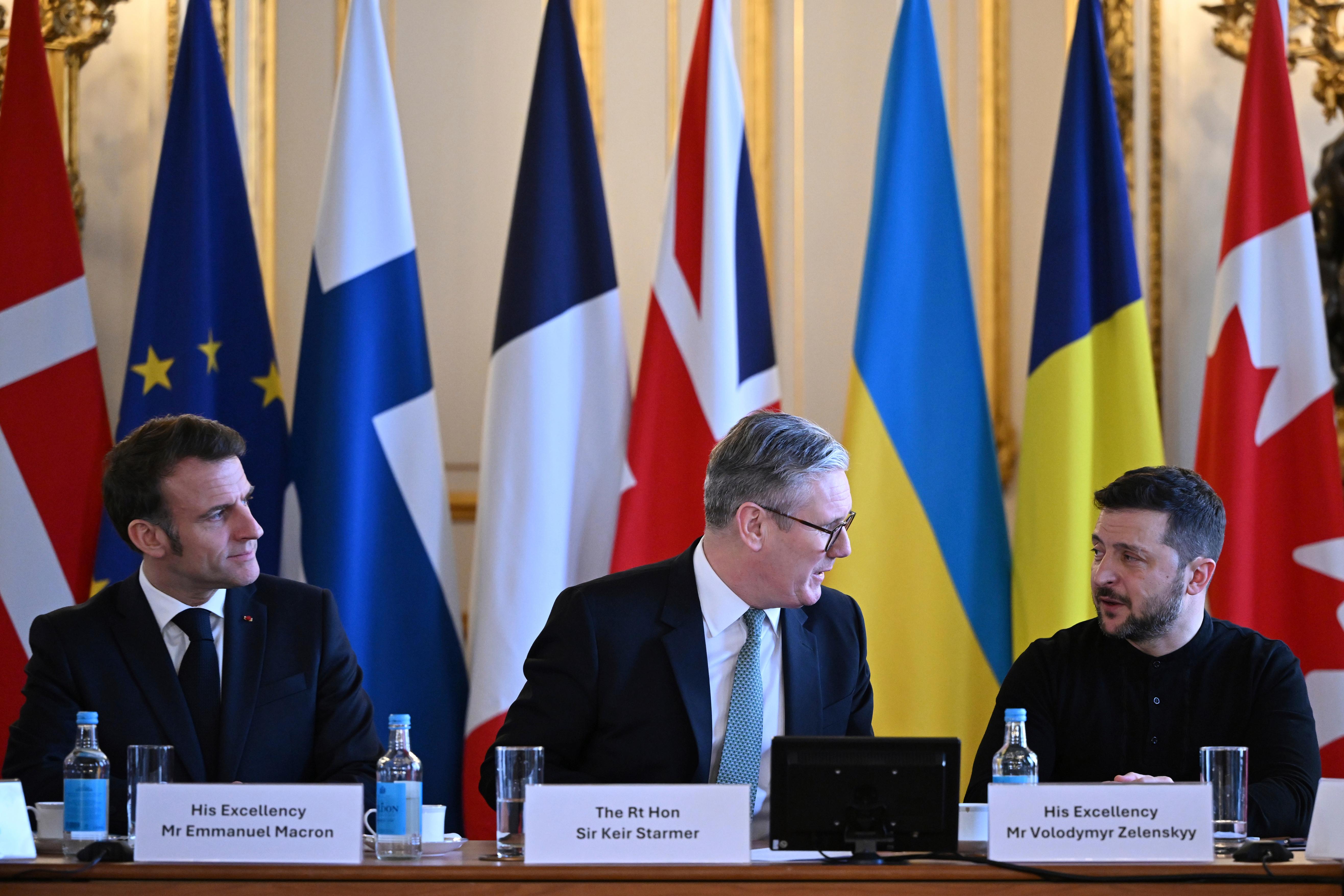 Der britische Premier Keir Starmer (Mitte), der französische Präsident Emmanuel Macron (links) und der ukrainische Präsident Wolodymyr Selenskyj