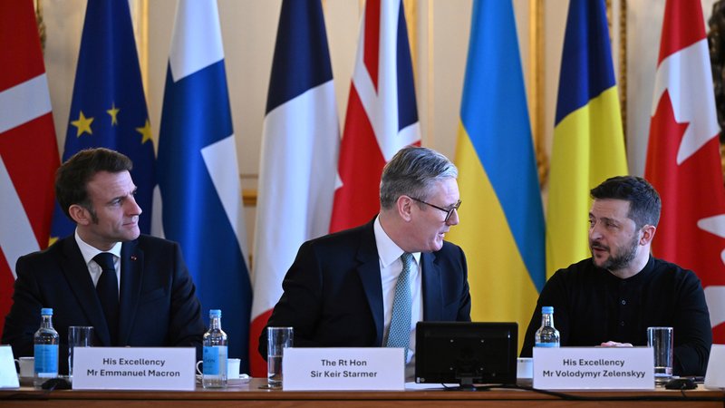 Der britische Premier Keir Starmer (Mitte), der französische Präsident Emmanuel Macron (links) und der ukrainische Präsident Wolodymyr Selenskyj | Bild: picture alliance / ASSOCIATED PRESS | Justin Tallis Der britische Premier Keir Starmer (Mitte), der französische Präsident Emmanuel Macron (links) und der ukrainische Präsident Wolodymyr Selenskyj
