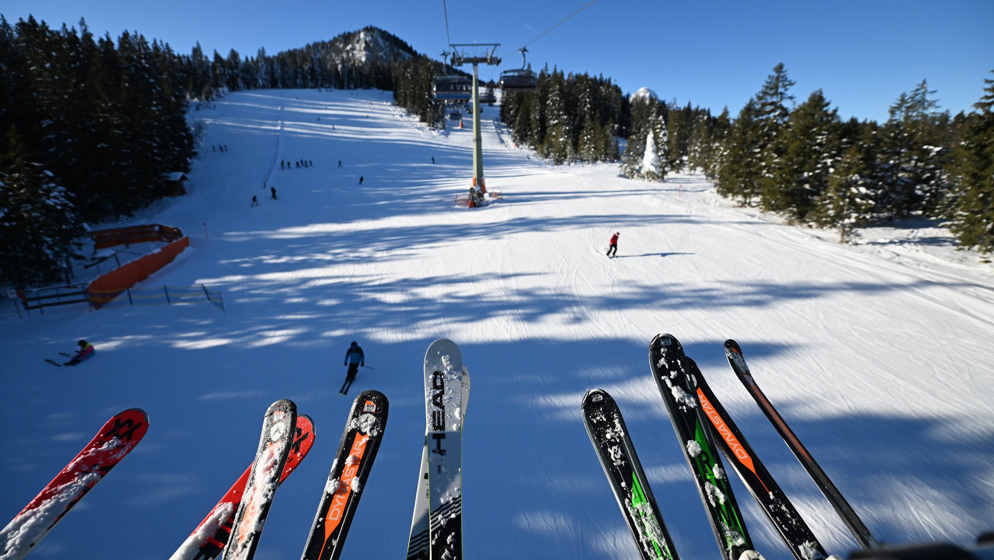 Schüler einer Realschule, die ein Skilager besuchen, sitzen in einem Skigebiet im Skilift (Symbolbild).