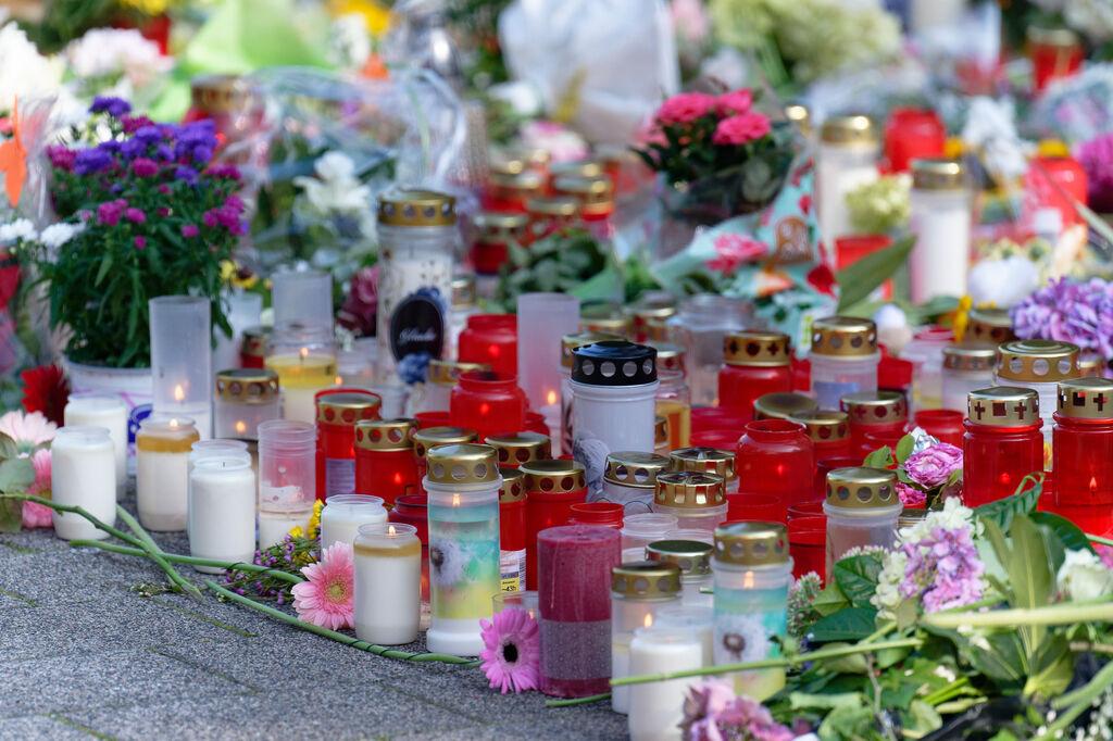 26.08.2024, Nordrhein-Westfalen, Solingen: Blumen und Kerzen in Gedenken an die Opfer liegen an einer Kirche in der Nähe des Tatorts. Bei einer Messerattacke auf der 650-Jahr-Feier der Stadt Solingen am 23. August hatte es drei Todesopfer und Verletzte gegeben. Foto: Henning Kaiser/dpa +++ dpa-Bildfunk +++
